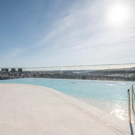 Cascais - 1 Bedroom And Shared Pool In Campolide Apartament