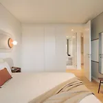 Cascais - 1 Bedroom And Shared Pool In Campolide Lisbona